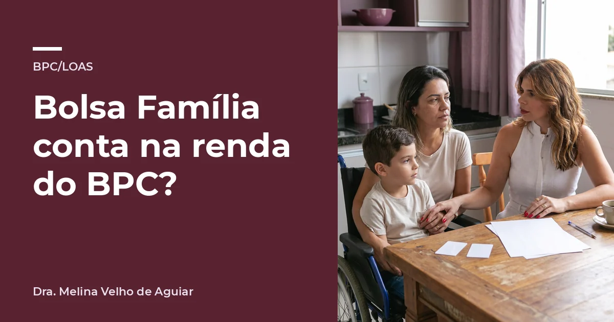 Dra. Melina conversa com uma mãe e o filho em cadeira de rodas, com papéis e dois cartões sobre a mesa da cozinha