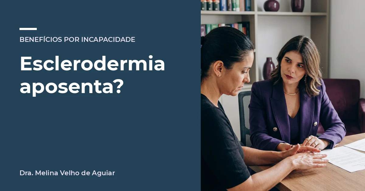 Esclerodermia aposenta?. A advogada Melina Velho de Aguiar com uma mulher de uns 45 anos com a pele das mãos tensa.