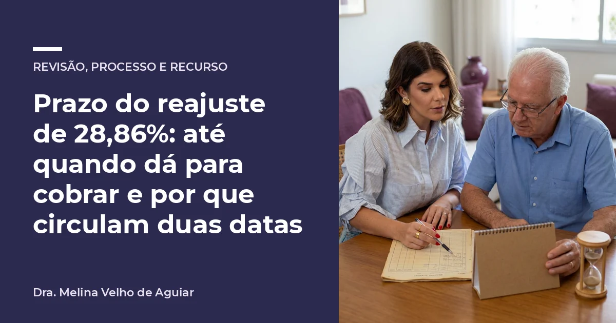 A advogada Melina Velho de Aguiar com um servidor federal aposentado, conferindo uma ficha financeira antiga ao lado de um calendário de mesa e de uma ampulheta.