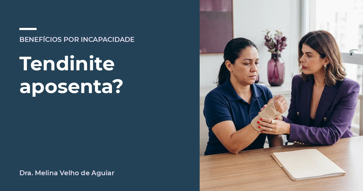 Tendinite aposenta?. A advogada Melina Velho de Aguiar com uma trabalhadora de uns 42 anos com dor no punho.